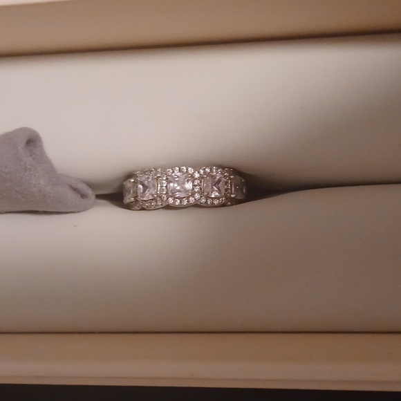 Everly Band Ring - Picture 3 of 4